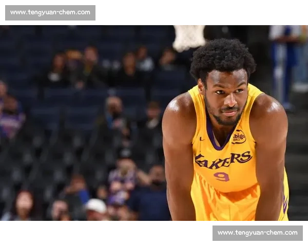 布朗尼杨瀚森梦幻联动！金牌训练师揭秘体能特训密码，夏联冲刺在即