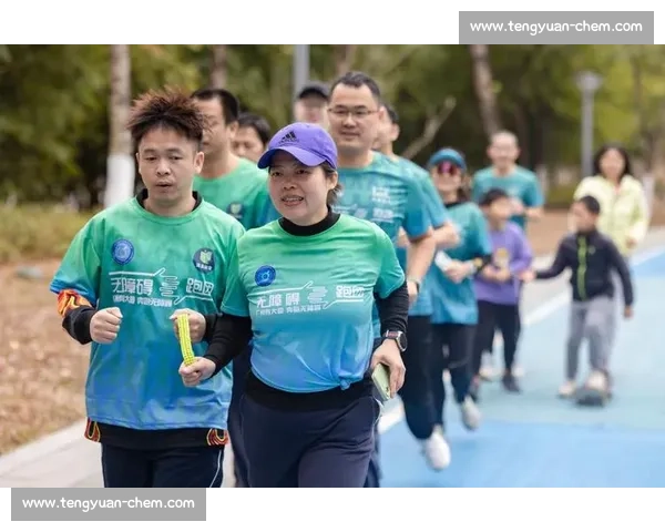 雨幕中绳牵追光：视障跑者与陪跑员的无畏训练