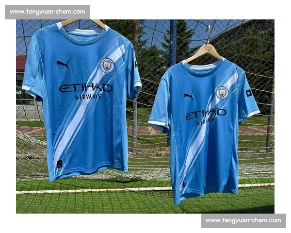 曼城第三球衣惊现银灰荧光绿风暴！百年传统美学遭颠覆